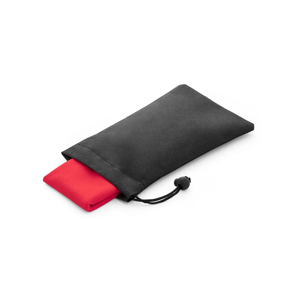 BERNAL. Toalha esportiva refrescante em 100% poliéster reciclado (100% rPET) com bolsa em non-woven
