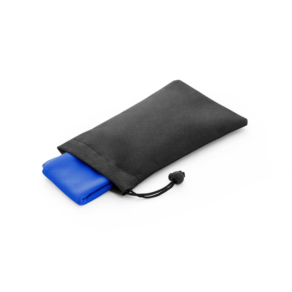 BERNAL. Toalha esportiva refrescante em 100% poliéster reciclado (100% rPET) com bolsa em non-woven